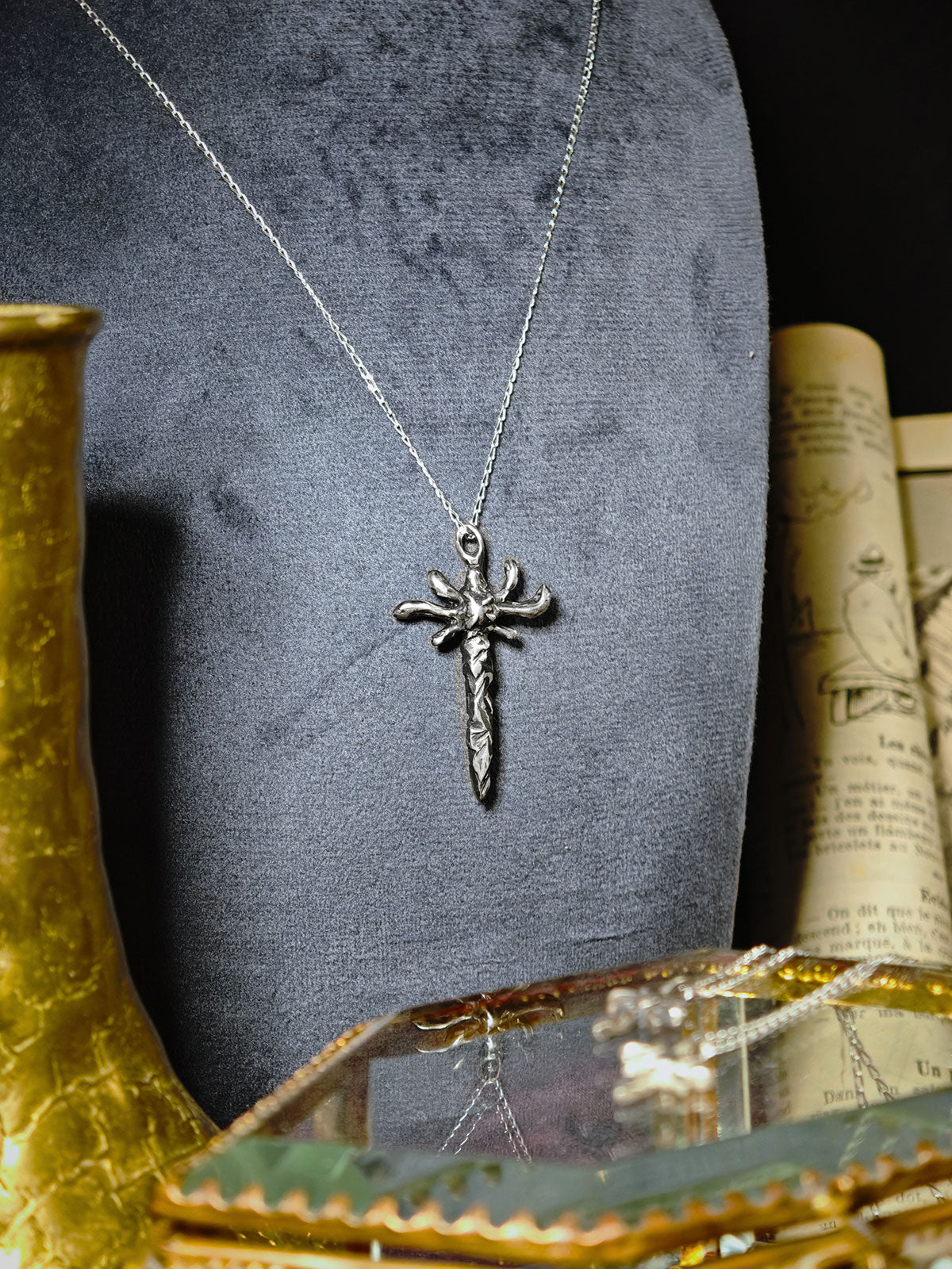 Pendentif dague Antigone en argent 925 oxydé poli, vue 4