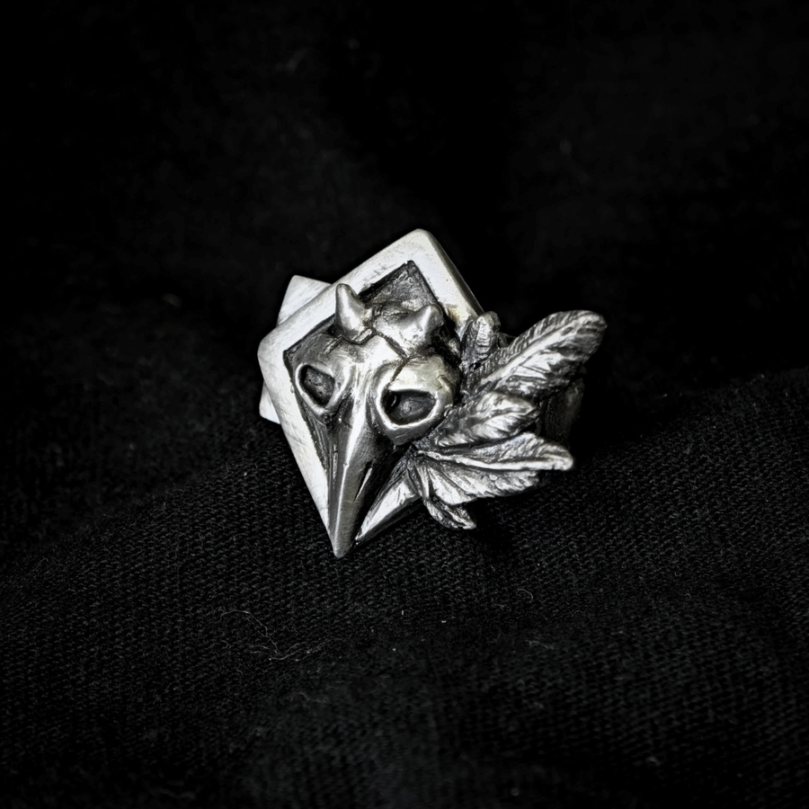Chevalière Raven en argent 925 oxydé mat, crâne de corbeau entouré de feuilles