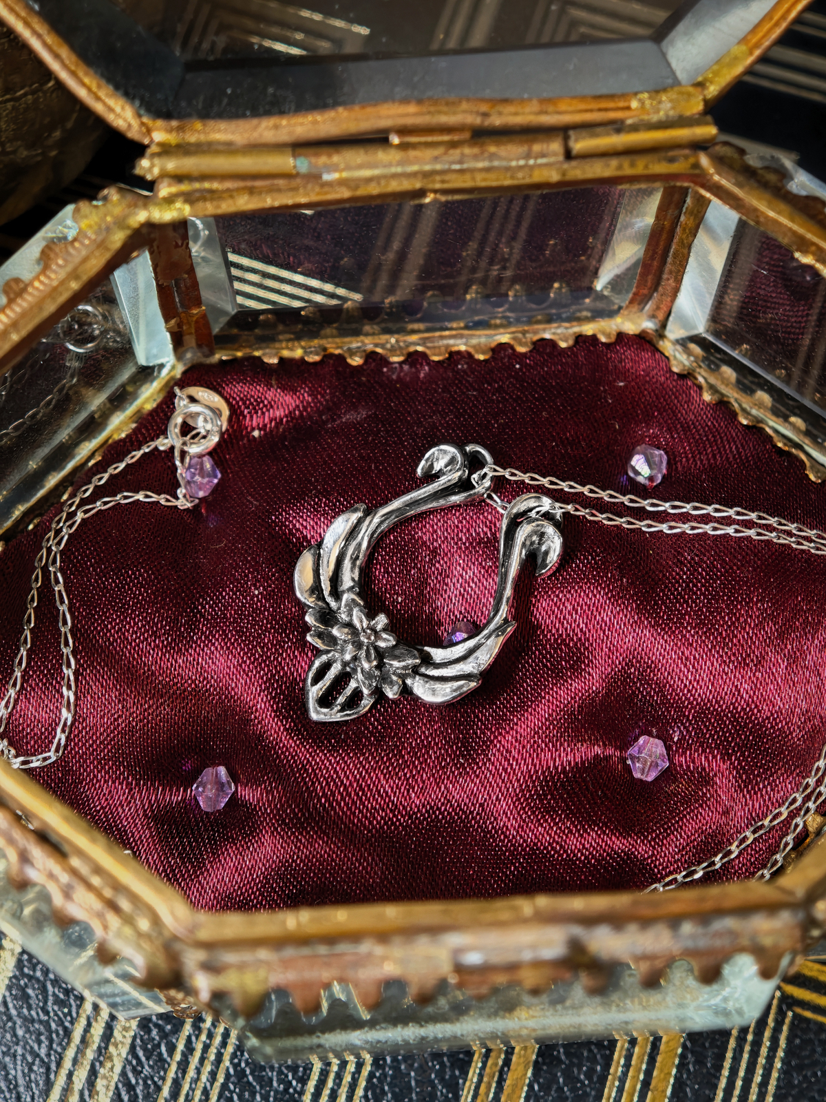 Pendentif lyre d'Orphée en argent 925 dans son coffret de velours bordeaux, vue de près
