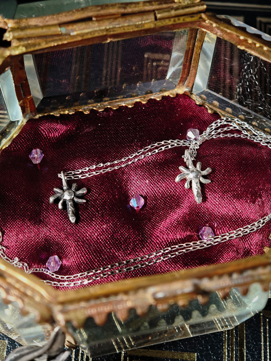Mini pendentif dague Antigone en argent 925, format délicat à porter chaque jour