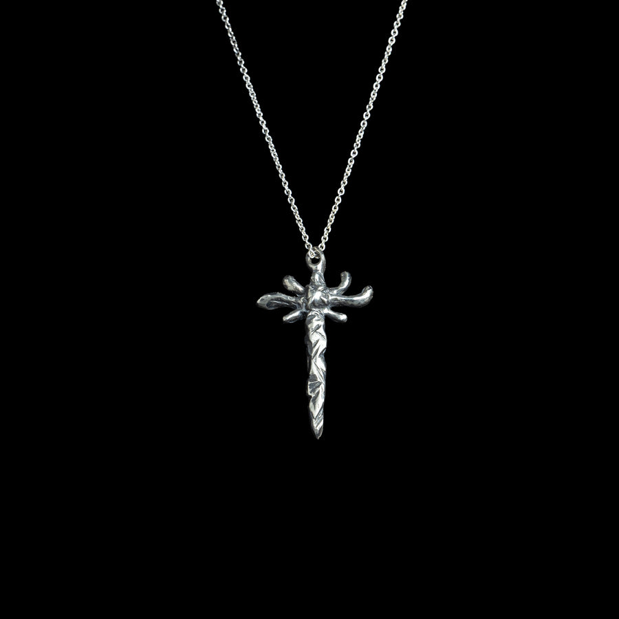 Pendentif Antigone en forme de dague, argent 925 oxydé poli, sculpté à la main