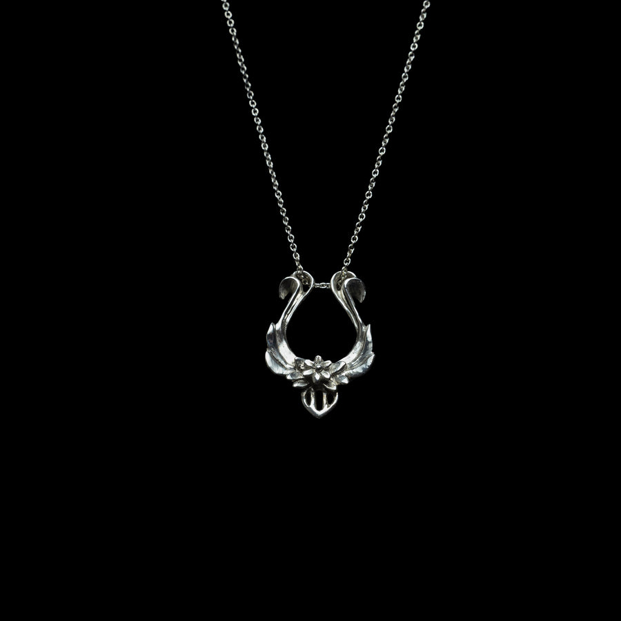 Pendentif lyre d'Orphée en argent 925 sur chaîne, sur fond noir