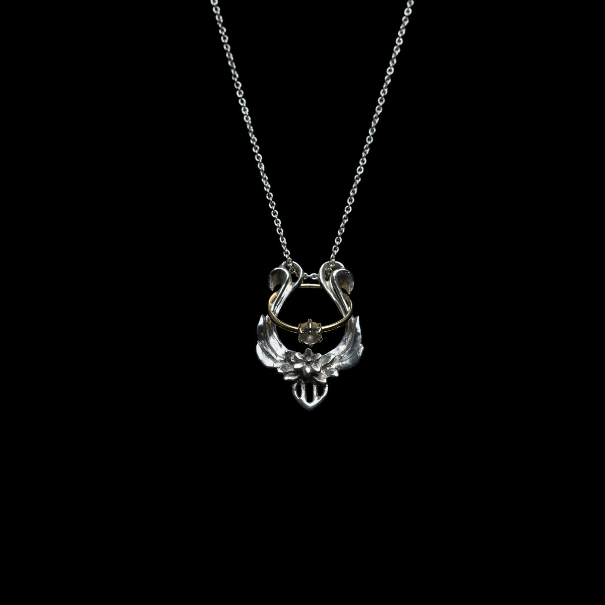 Pendentif lyre d'Orphée en argent 925, gros plan sur fond noir