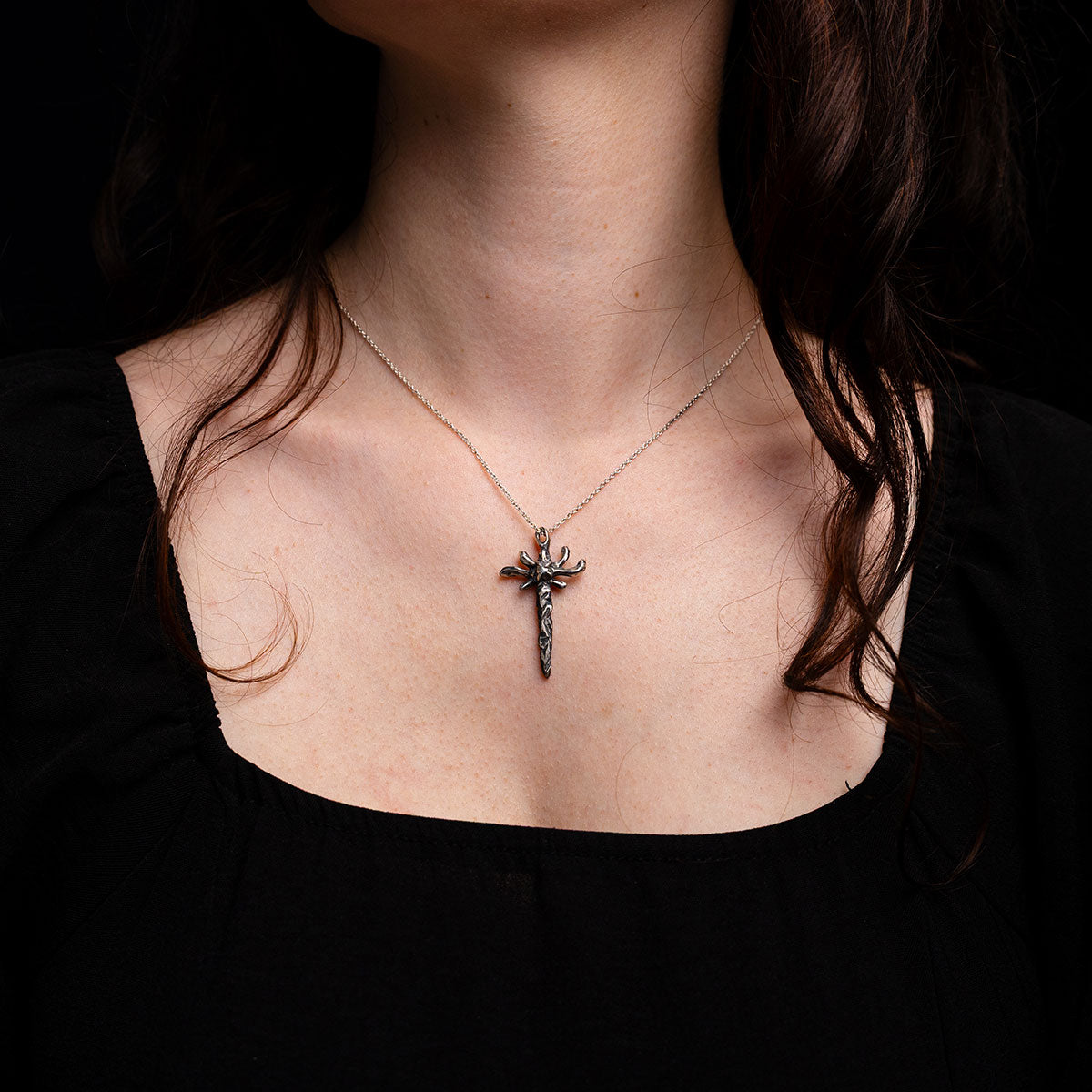 Pendentif dague Antigone en argent 925 oxydé poli, vue 2