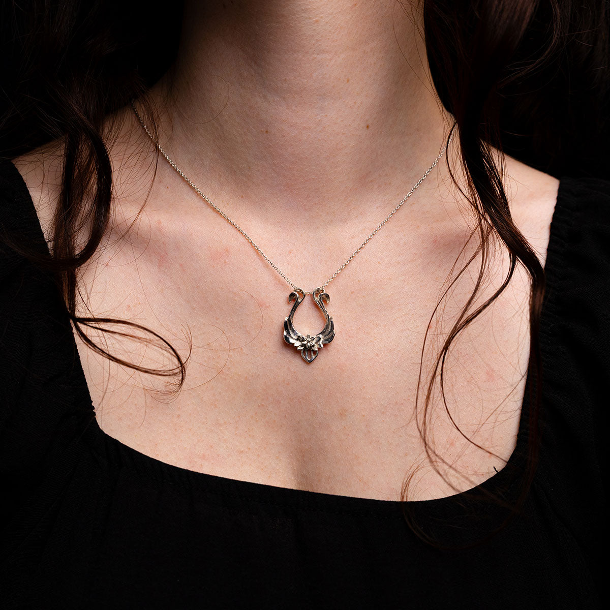 Pendentif lyre d'Orphée en argent 925 porté au cou