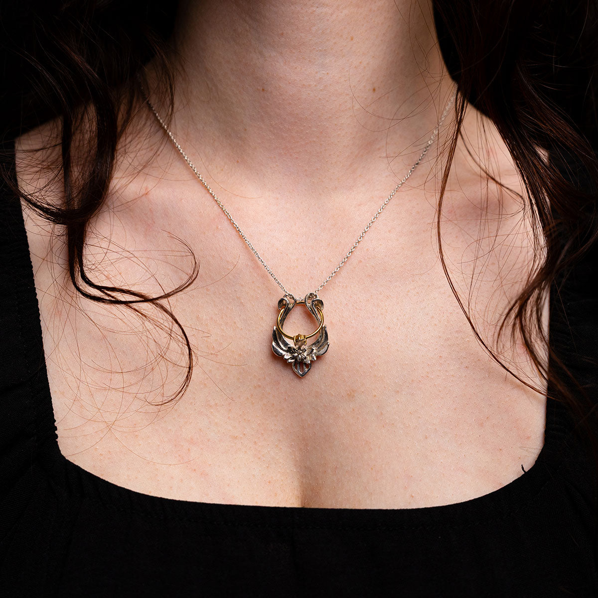 Pendentif lyre d'Orphée en argent 925 porté, vue rapprochée